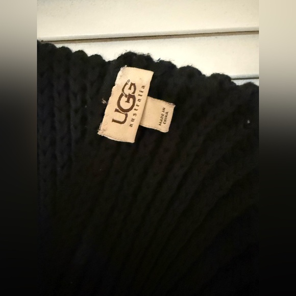 UGG Black Long scarf (83% cotton/17% cashmere) with Pom Poms - Picture 3 of 5